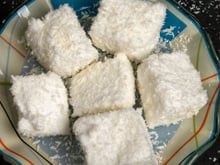 Fofinho como nuvem e com gostinho de marshmallow, esse lanche proteico de 3 ingredientes vai se tornar o seu favorito!