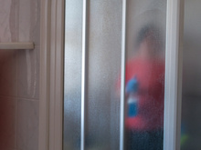 A maioria das pessoas faz isso no banheiro e não percebe que está manchando o box pra sempre