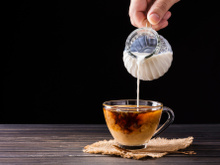 Pare agora de colocar leite no café: essa combinação anula os benefícios