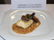 Torresmo e filé de pintado com farofa de francisquita