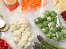 Veja como fazer vácuo no saco plástico antes de congelar alimentos