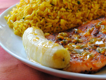 Salmão grelhado ao molho de maracujá com banana assada