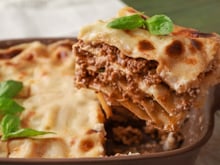 Essa é a ordem certa para montar uma lasanha clássica de carne moída (com receita!)