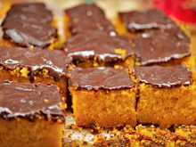 Pare de se privar de comer coisas gostosas: bolo de cenoura sem açúcar refinado e sem glúten é a receita acessível que cabe em qualquer dieta