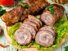 Rocambole de carne moída com queijo e presunto