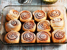 Cinnamon Roll de canela incrivelmente fácil de fazer: rolinho de 3 ingredientes fica pronto em 40 minutos