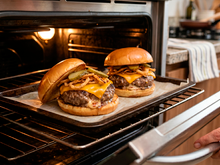 Já sai recheado do forno: hambúrguer caseiro de forno parece de hamburgueria, sai mais barato que delivery e é bem fácil de fazer