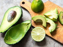 Alguém te contou por que a combinação do limão com o abacate é indispensável?