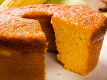 Nem milho enlatado, nem fubá: como fazer o melhor bolo de milho que você vai comer na vida