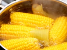 O erro que todo mundo comete ao cozinhar milho e que deixa ele duro: tem a ver com a água e é muito fácil de corrigir
