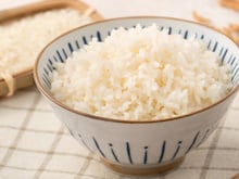 Uma colher de sopa para um copo de arroz – e ele fica soltinho como o de restaurante: não vira um mingau grudento e fica muito mais saboroso