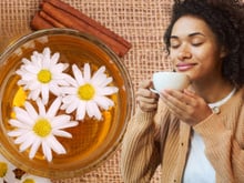 O que acontece se eu beber chá de camomila com canela à noite?