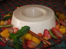Pudim de atemoia com frutas marinadas