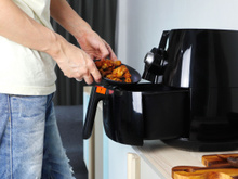 Quente de verdade e sem queimar: as melhores dicas para requentar a comida na airfryer