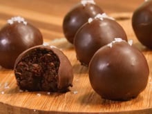 Transformei sobras de bolo em bombons e ficou irresistível, não deu nem tempo de colocar na mesa que acabou antes!