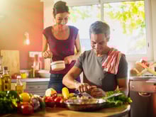 Esse hábito comum na cozinha pode estar contaminando os seus utensílios e louças, segundo especialista