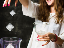 Duas formas de fazer gelo picado em casa com (ou sem!) liquidificador