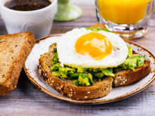 "Esses são os 3 alimentos essenciais": faça um café da manhã anti-inflamatório para começar o dia desinflamando