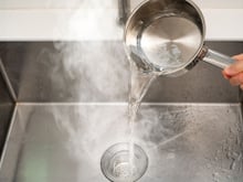 Com quantos anos você descobriu que nunca deve jogar água quente na pia da cozinha?