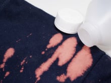 Depois que aprendi esse truque, não preocupo mais com roupa manchada de água sanitária