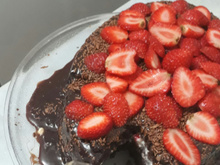 Bolo de chocolate com morangos