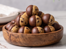 Cookie bolinha com casquinha de chocolate: tão irresistível que é difícil parar de comer