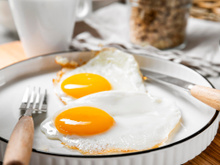 Consumir ovos no café da manhã ou no jantar é uma ótima ideia, mas combiná-los com este alimento aumentará a absorção de proteínas