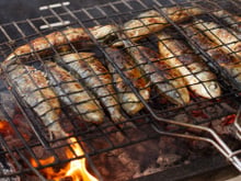 Churrasqueira sem carne vermelha: 5 peixes na brasa com truques simples que garantem resultado suculento e sem erro