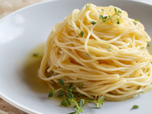 Poucas pessoas sabem como realmente fazer um macarrão alho e óleo gostoso sem ser oleoso!