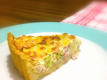 Quiche de queijo, presunto, brócolis e bacon