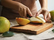 Rica em nutrientes e pobre em calorias: pera é o melhor dos mundos para a sua dieta. Descubra benefícios!