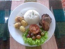 Filé recheado, batatas sauté com ervas finas, salada tropical