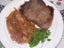 Bife acebolado com tomate