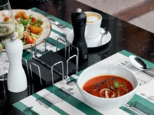 Mesa posta elegante? Estes conjuntos de jantar vão deixar qualquer refeição mais especial