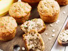 Meu filho de 4 anos me pede essa receita toda semana, e o melhor é que é saudável e prática: aprenda a fazer bolinho de banana com aveia!