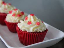 Cupcake velulo vermelho da Max de 2 Broke Girls