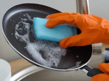 Com quantos anos você descobriu que a esponja de louça precisa ser trocada nessa frequência?