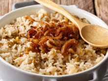 Arroz com lentilha e cebola frita: o segredo para fazer o clássico da culinária árabe em casa