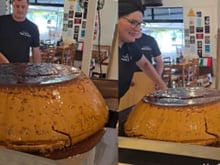 Inspirada em tradição familiar, ela decidiu inovar e fez um pudim de 54kg no tacho antigo de sua avó: receita foi um sucesso imediato para o restaurante e tem até versão no balde