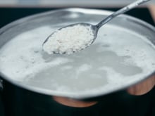 Pare de cozinhar o arroz com água fervente: o segredo dos chefs orientais para os grãos ficarem soltinhos sem grudar no fundo da panela