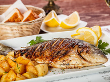 Peixe assado na brasa