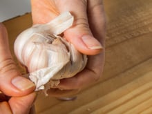 Como descascar o alho: 4 dicas simples e práticas