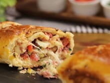 Nunca mais comprei na padaria: esse pão recheado de calabresa ficou tão bom que ninguém acreditou que era caseiro