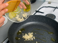 Esse erro ao fritar alho diminui seus benefícios: veja o que o TudoGostoso recomenda fazer antes de levar à frigideira