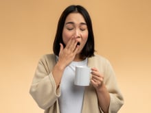 Anota, salva ou printa essa receita que vai dar um fim à insônia e despertares noturnos: chá de camomila, erva-cidreira e valeriana para beber 30 minutos antes de dormir