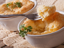 Mini suflês de queijo fofinhos e prontos em 20 minutos: uma repaginada fácil de preparar da clássica receita francesa