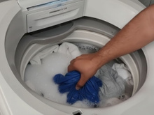 Será que é verdade que podemos levar um choque ao colocar a mão na água se a máquina de lavar estiver ligada?