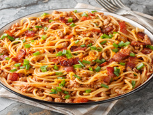 Quando quero impressionar sem complicar, faço esse espaguete ao estilo caubói que aprendi com a cozinheira de uma fazenda, perfeito para quem gosta de bacon e queijo!