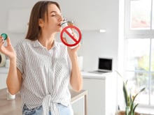 Pare imediatamente de beber no bico das garrafinhas de bebidas e iogurtes que estão na sua geladeira, é o alerta desse neurocientista