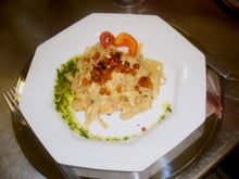 Talharim com frango grelhado ao molho cítrico de iogurte e leite de coco com croutons de abóbora cabotian